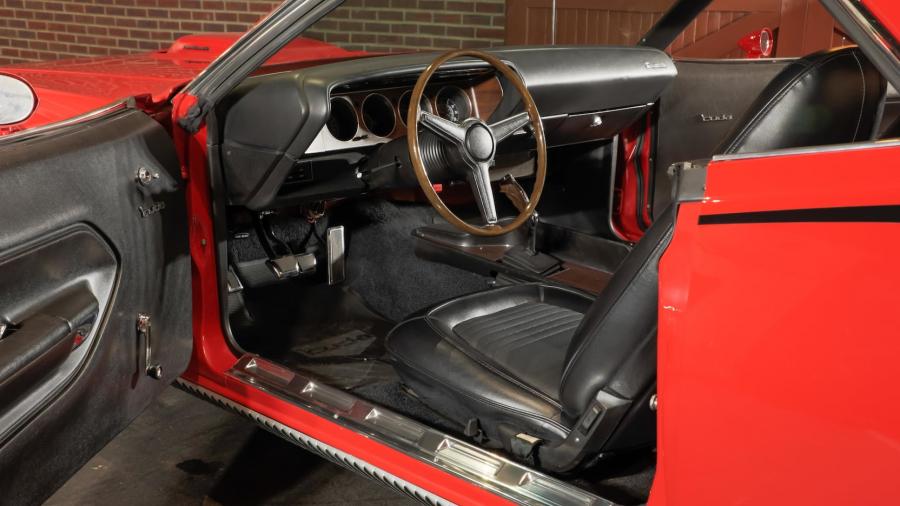 Интерьер Plymouth Hemi 'Cuda (BS23) 1970 года  (фото 4 из 18)